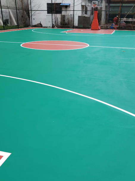察隅 球场长期使用易出现地面开裂